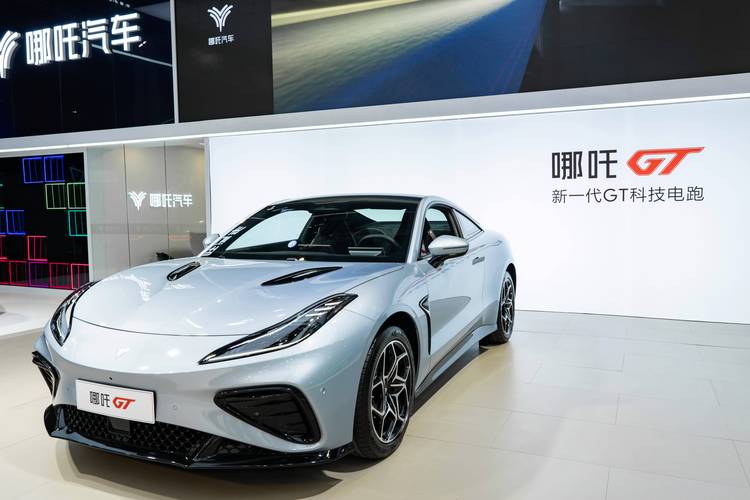 深圳220哪吒汽车在智能汽车领域的表现，领途汽车在新能源汽车市场中的影响力